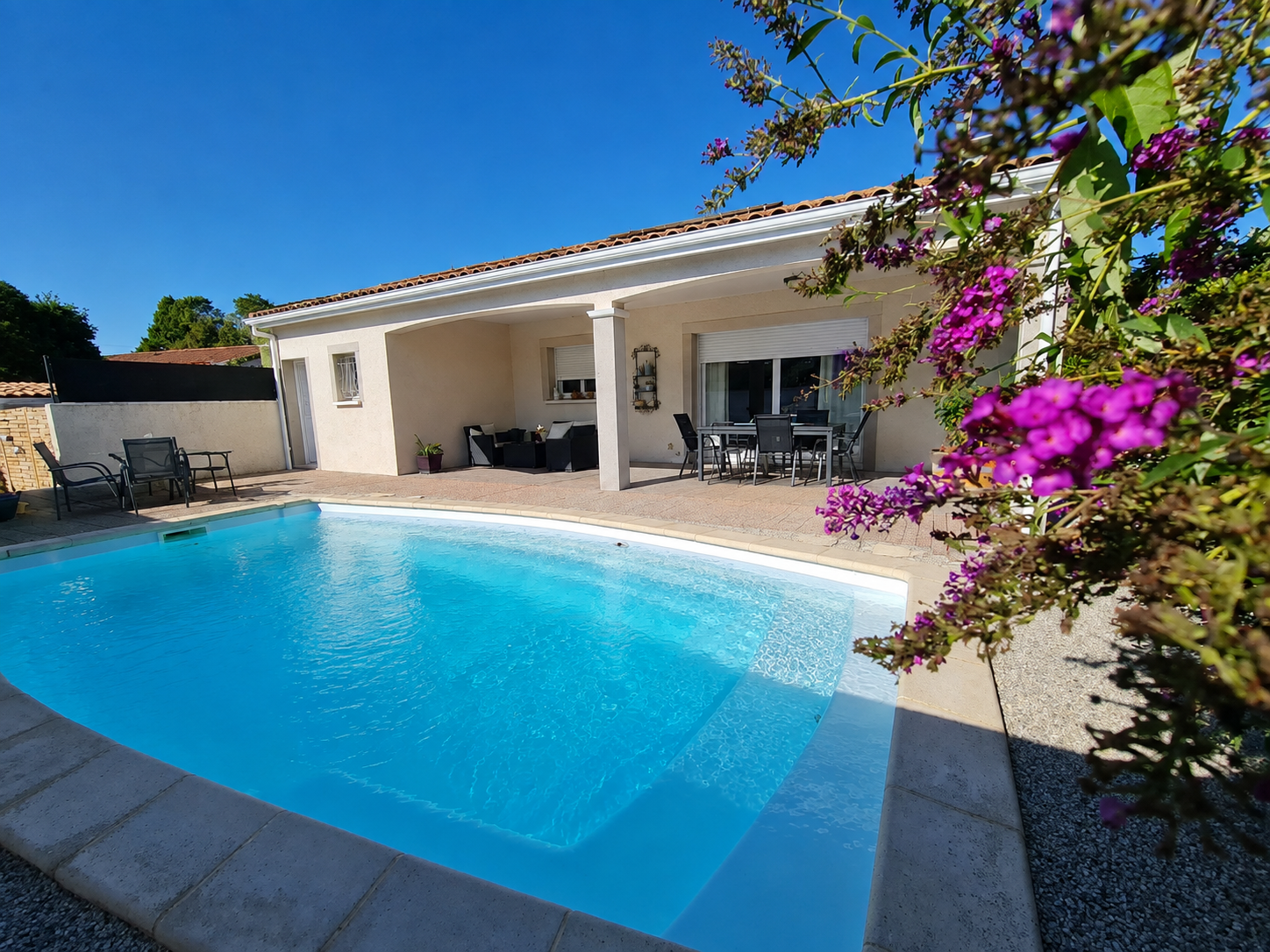 MAISON T5 avec piscine, terrasse et jardin